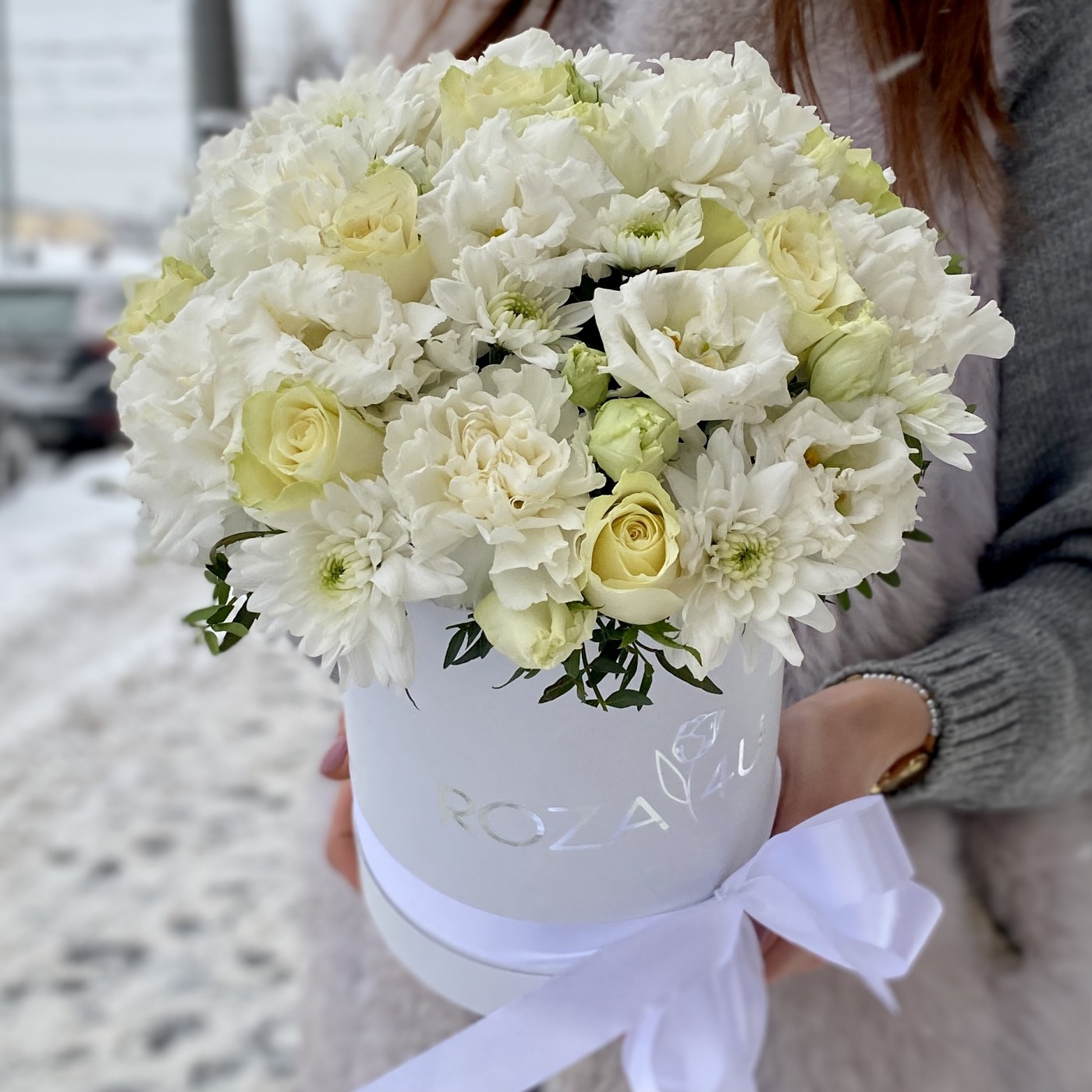 Роскошный букет белых цветов с гвоздиками на День Восьмого Марта