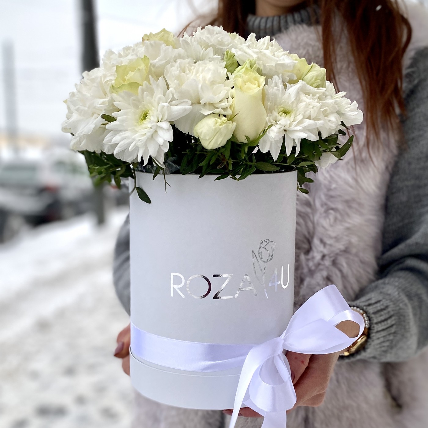 Белые хризантемы в круглой коробке недорого с доставкой на День Святого Валентина