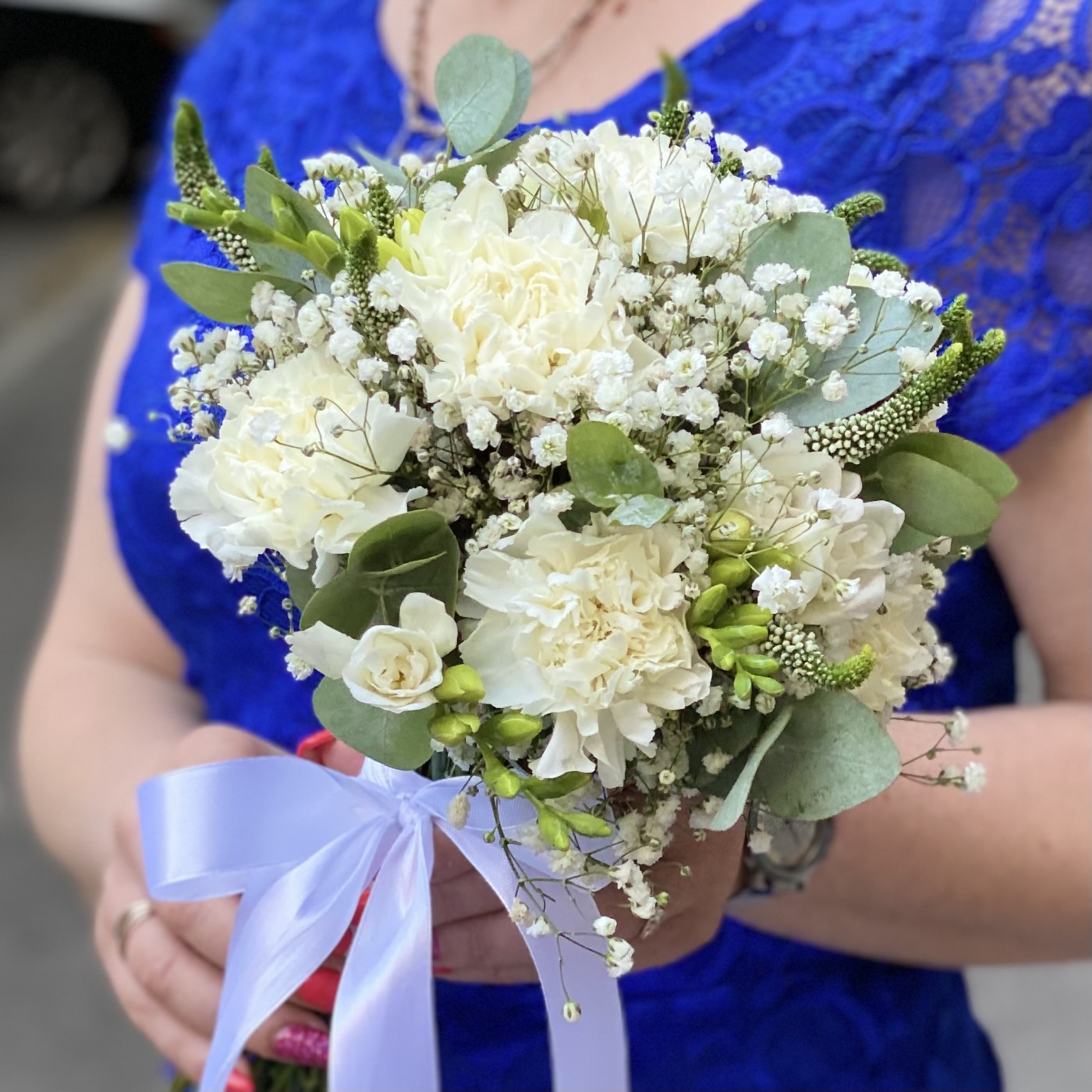Букет невесты с белыми диантусами и фрезией | доставка по Москве и области