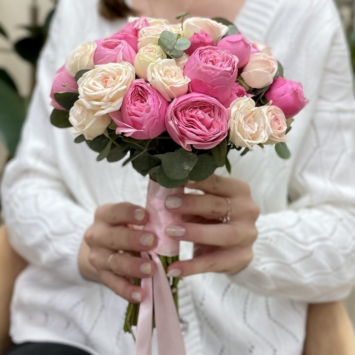Букет невесты из кустовых пионовидных роз
