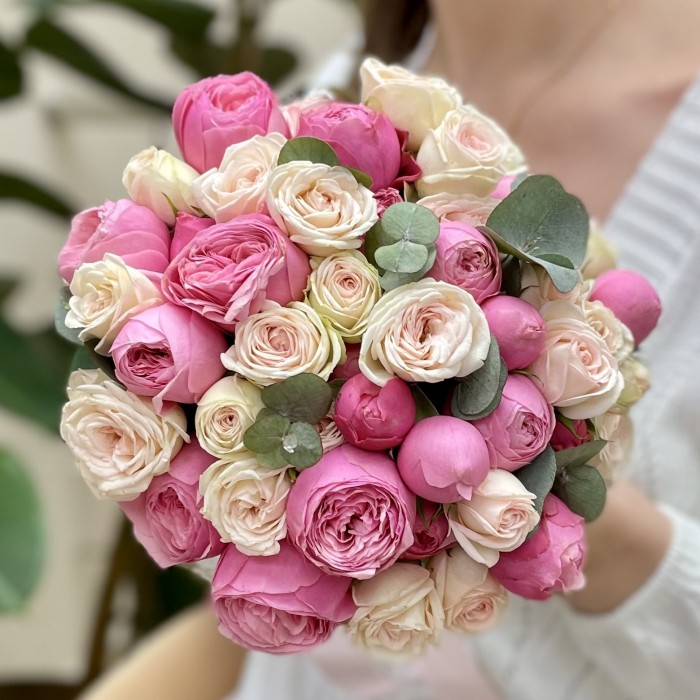 Букет невесты из кустовых пионовидных роз