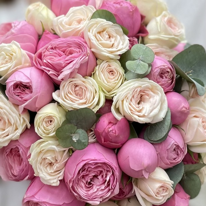 Букет невесты из кустовых пионовидных роз