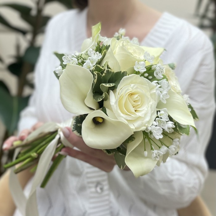 Букет невесты с аллиумом и каллами
