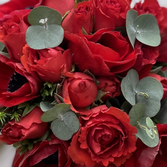 Красный букет невесты с анемонами