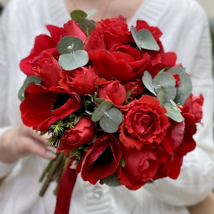Красный букет невесты с анемонами
