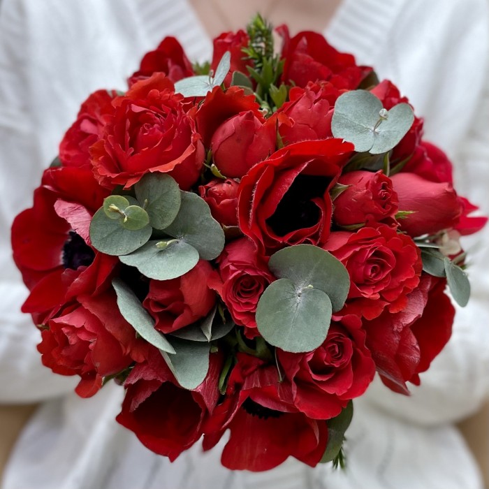 Красный букет невесты с анемонами