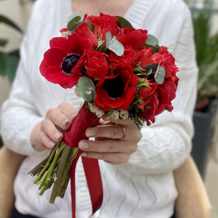 Красный букет невесты с анемонами