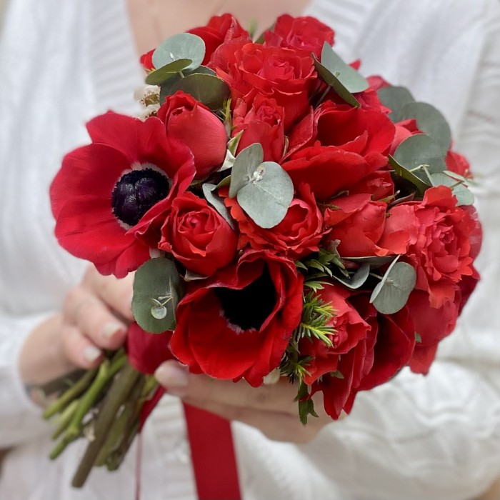 Красный букет невесты с анемонами