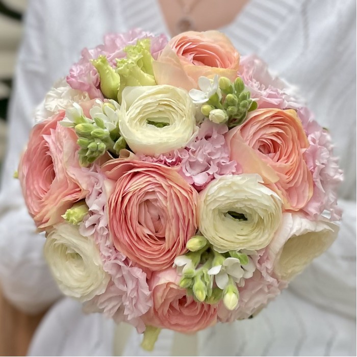 Свадебный букет с ранункулюсами и эустомой