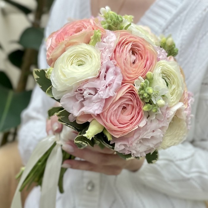 Свадебный букет с ранункулюсами и эустомой