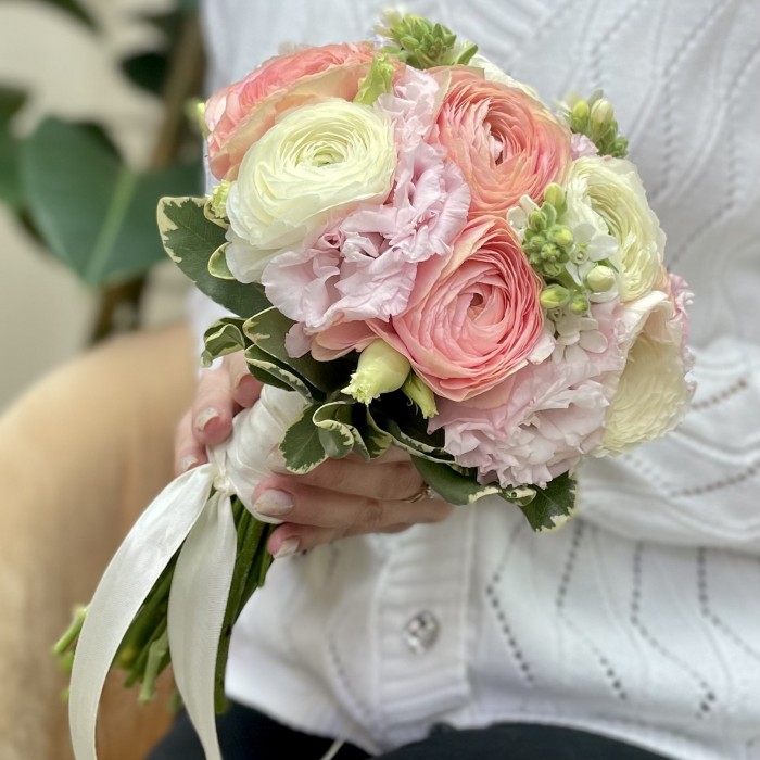 Свадебный букет с ранункулюсами и эустомой