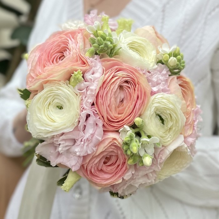 Свадебный букет с ранункулюсами и эустомой