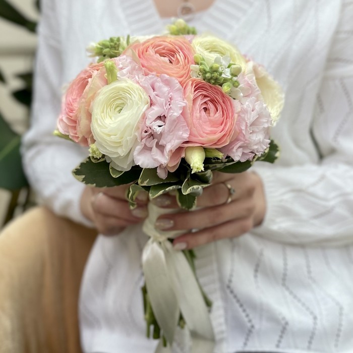 Свадебный букет с ранункулюсами и эустомой