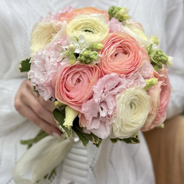 Свадебный букет с ранункулюсами и эустомой