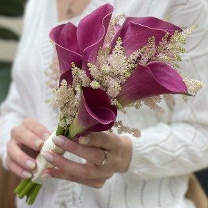 Свадебный букет с астильбой и  розовыми каллами