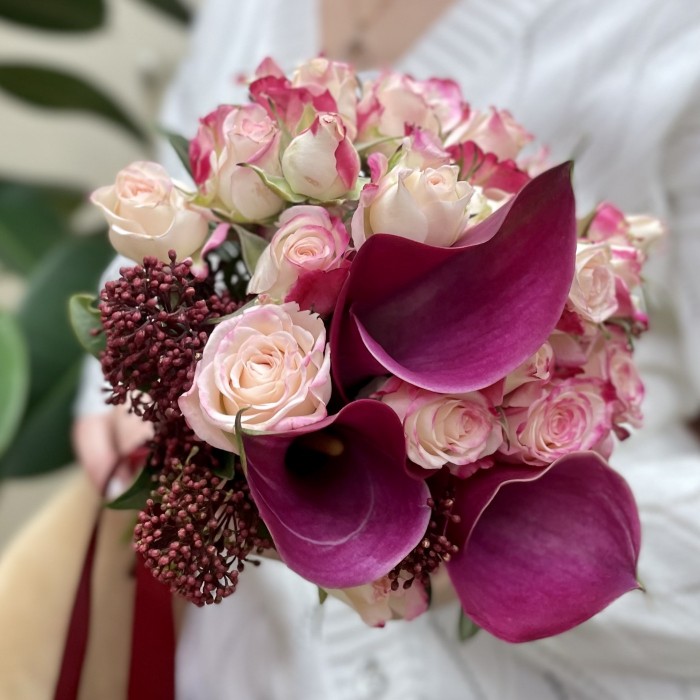 Свадебный букет с розовыми каллами и скиммией