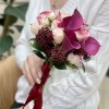 Свадебный букет с розовыми каллами и скиммией