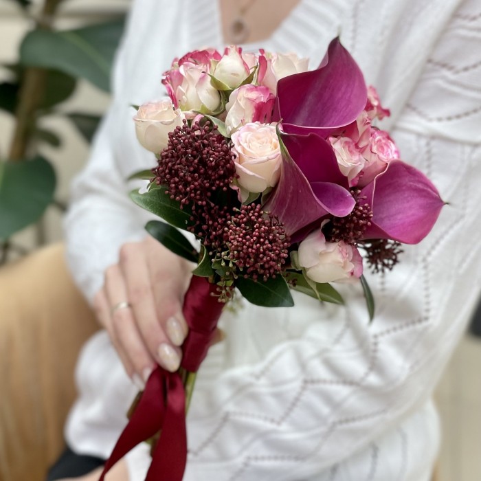 Свадебный букет с розовыми каллами и скиммией