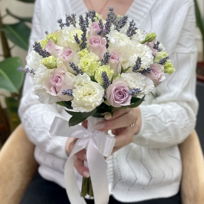 Свадебный букет с лавандой и эустомой