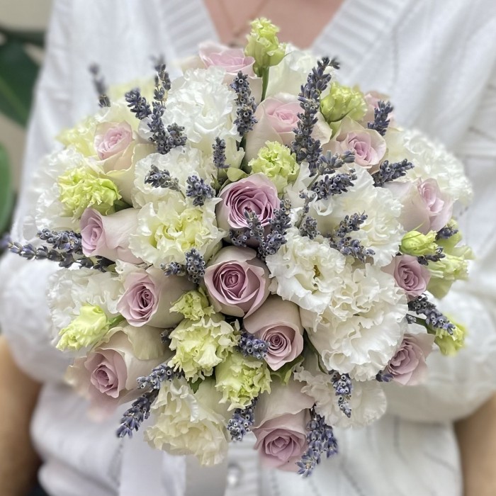 Свадебный букет с лавандой и эустомой