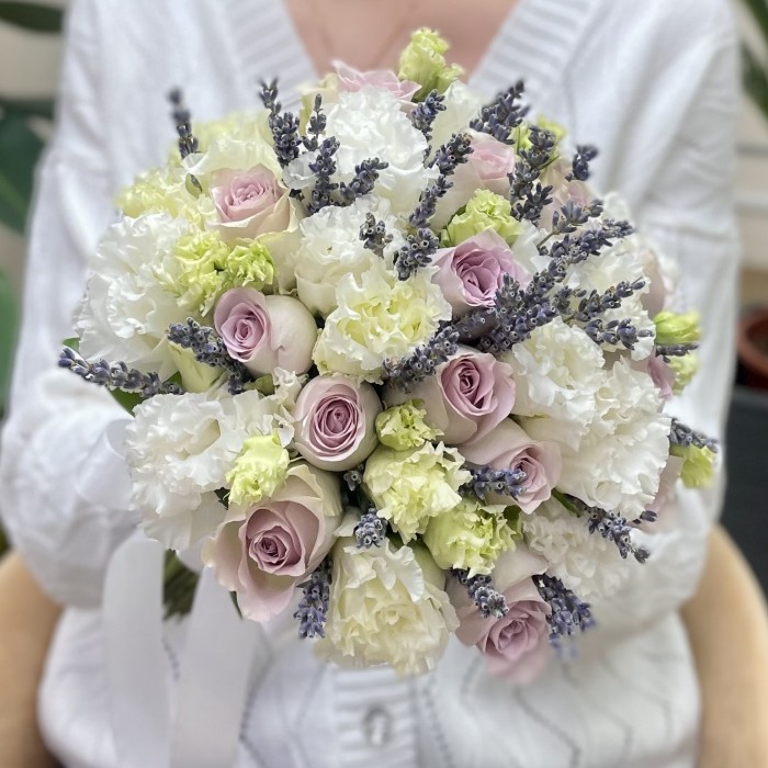 Свадебный букет с лавандой и эустомой