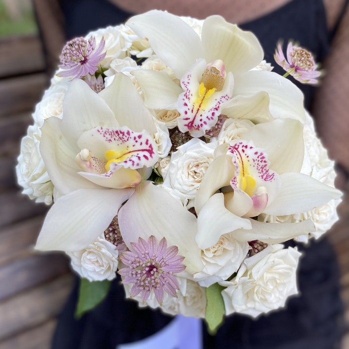 Белый свадебный букет с орхидеями