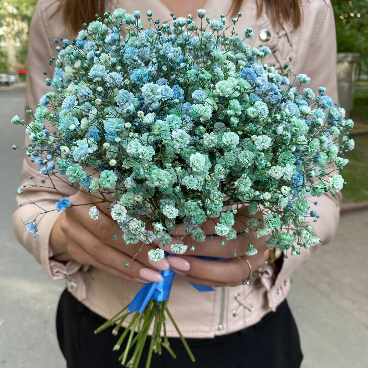 Букет невесты из зелено-голубой радужной гипсофилы | доставка по Москве и области