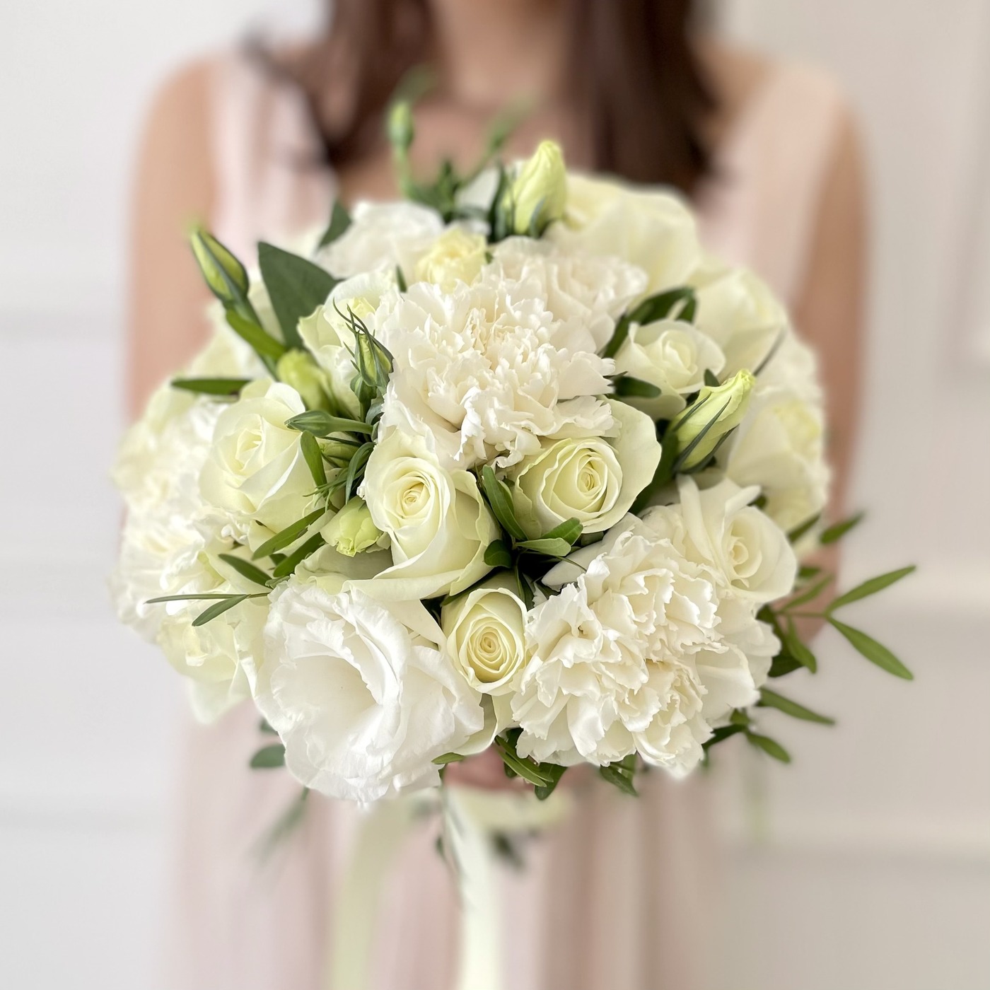 Купить букет невесты из белых роз и гвоздик до 10000 рублей с доставкой по Москве и области