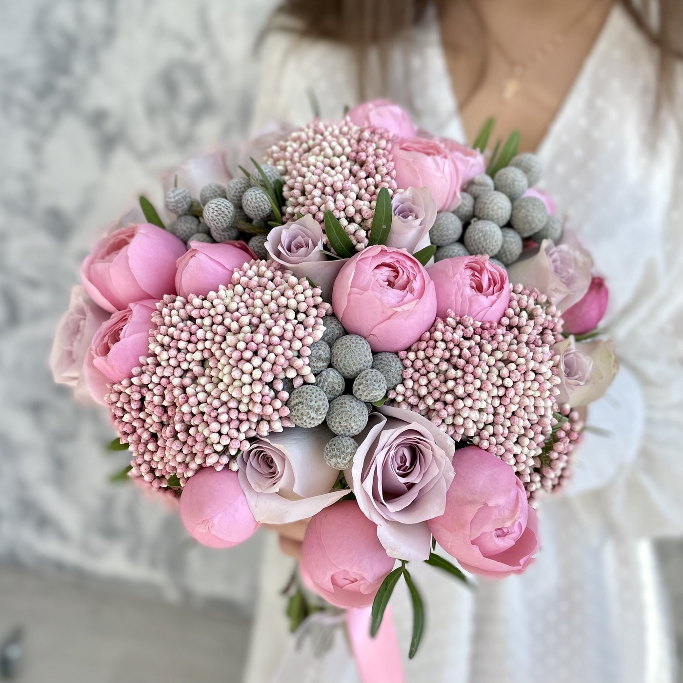 Нежные букеты пионовидных роз для невесты на свадьбу