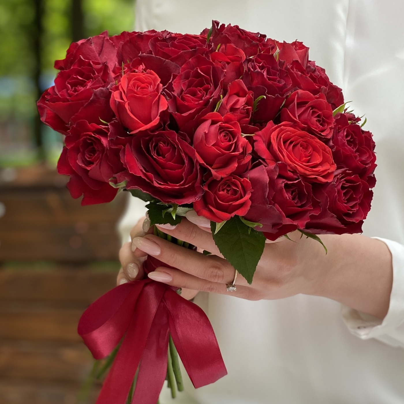 Купить красный букет невесты из красных роз с доставкой по Москве и области