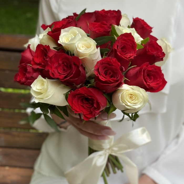 Букет невесты из белых и красных роз