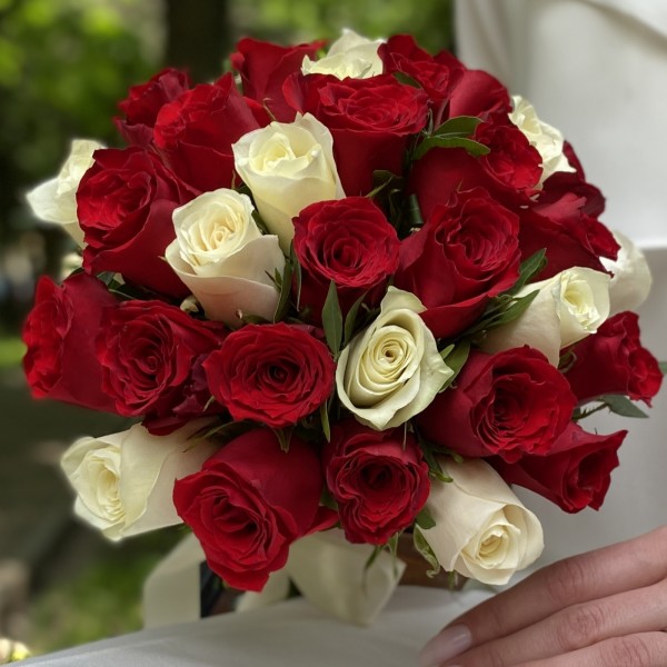 Букет невесты из белых и красных роз