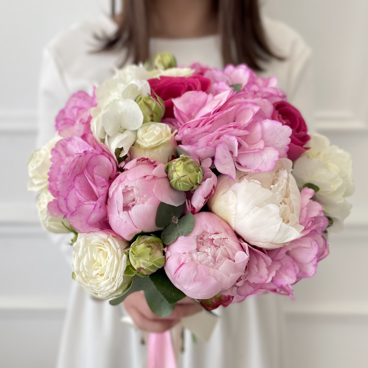 Купить букет невесты с розовыми пионами с доставкой по Москве и области
