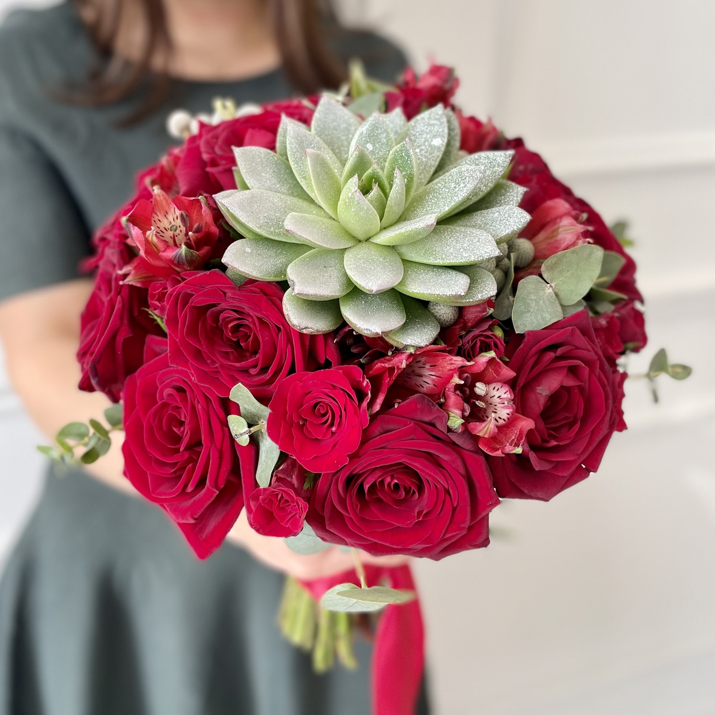 Купить букет невесты с красными розами с доставкой по Москве и области