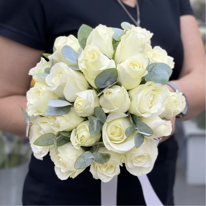Букет невесты из белых роз с эвкалиптом