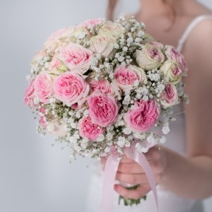 Букет невесты из кустовых пионовидных роз Джелатто с гипсофилой