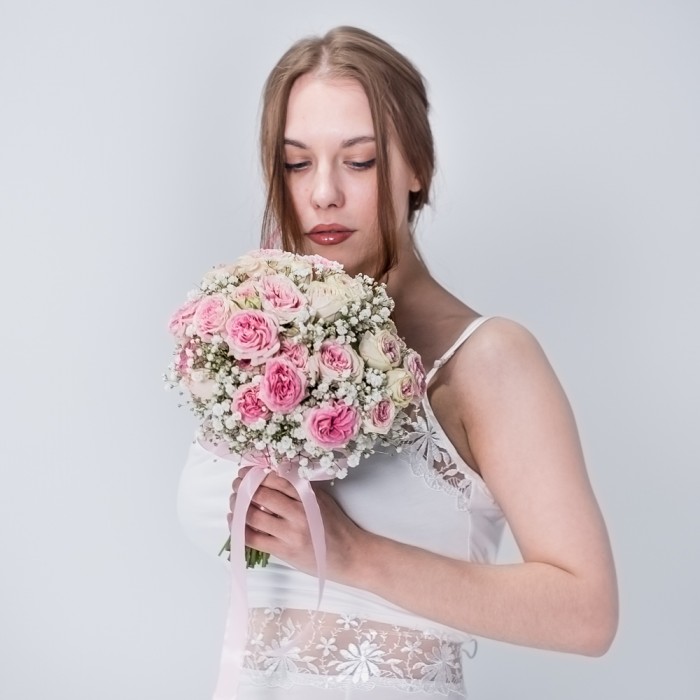 Букет невесты из кустовых пионовидных роз Джелатто с гипсофилой