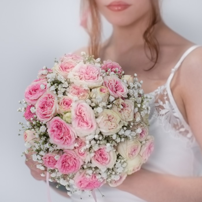 Букет невесты из кустовых пионовидных роз Джелатто с гипсофилой