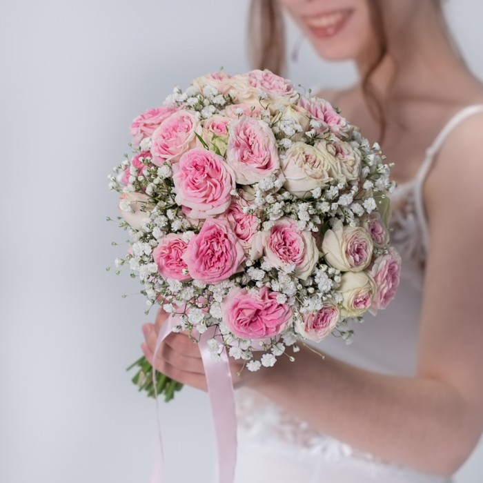 Букет невесты из кустовых пионовидных роз Джелатто с гипсофилой