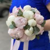 Букет невесты из пионов и эвкалипта