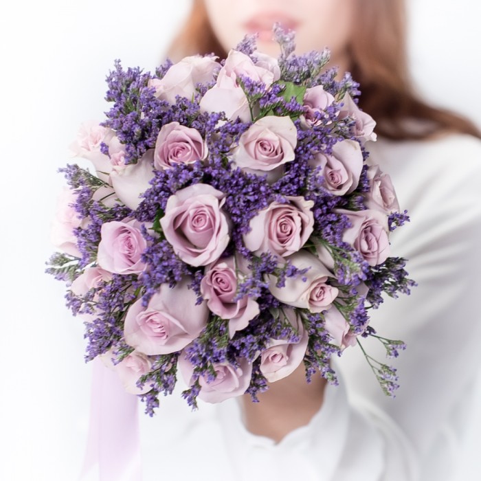 Букет невесты из сиреневых роз и лимониума