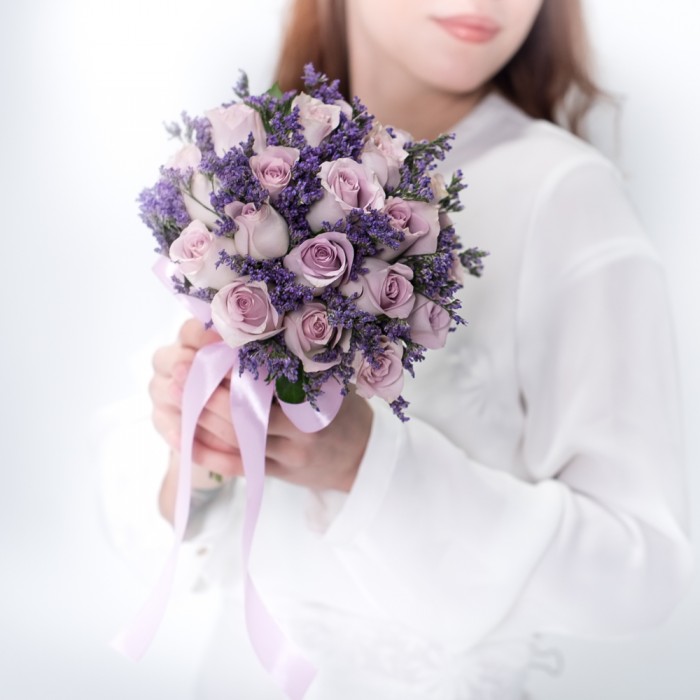 Букет невесты из сиреневых роз и лимониума