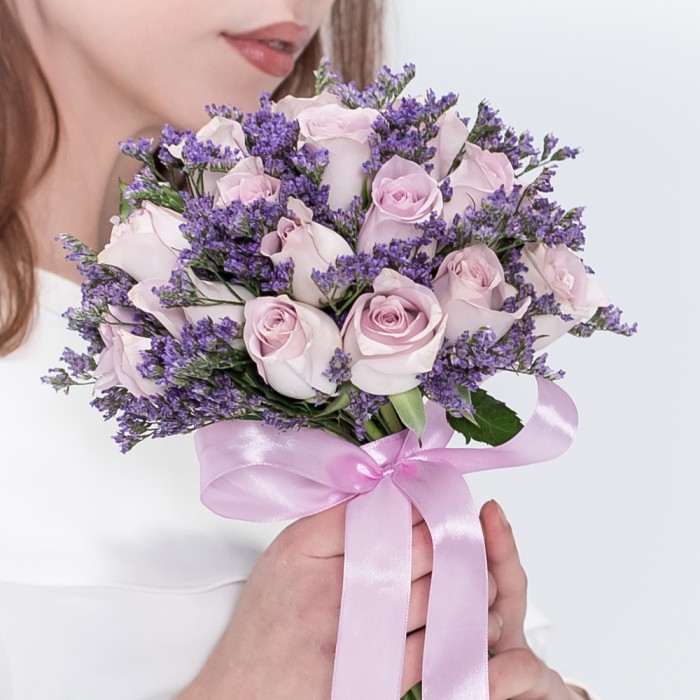 Букет невесты из сиреневых роз и лимониума