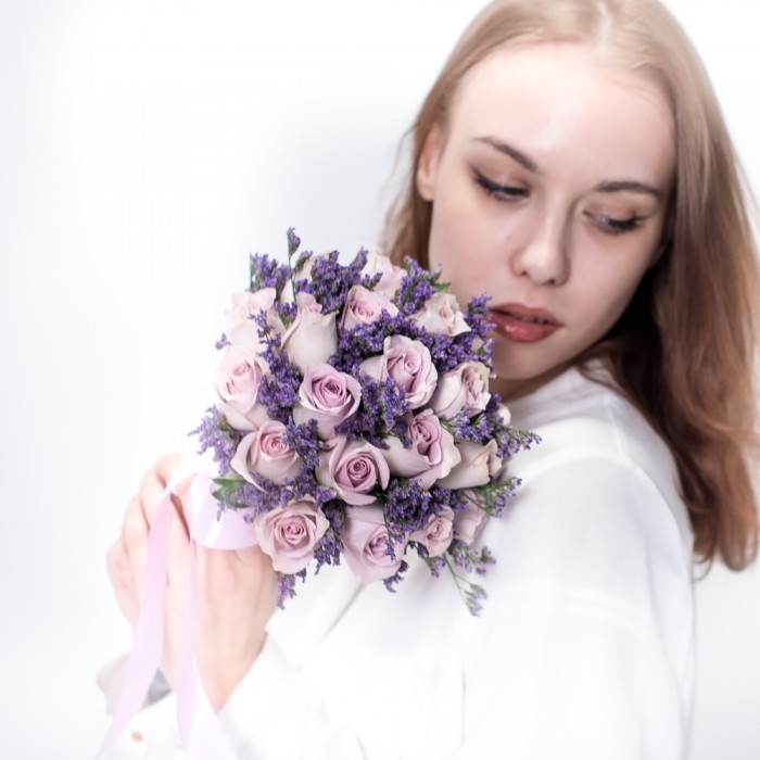 Букет невесты из сиреневых роз и лимониума