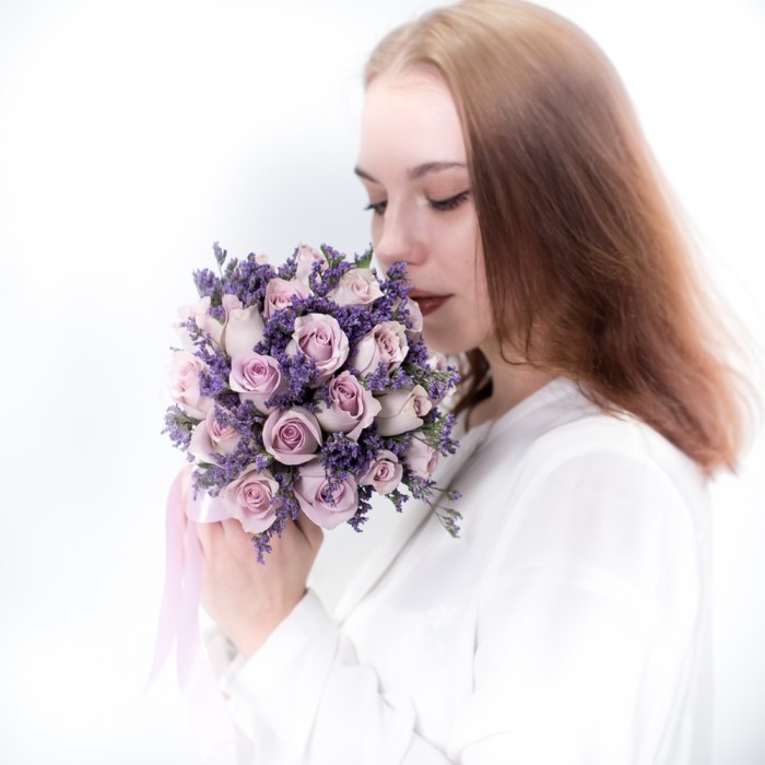 Букет невесты из сиреневых роз и лимониума