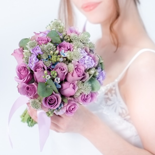 Букет невесты из сиреневых роз, ароматной маттиолы и астранции