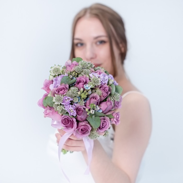 Букет невесты из сиреневых роз, ароматной маттиолы и астранции