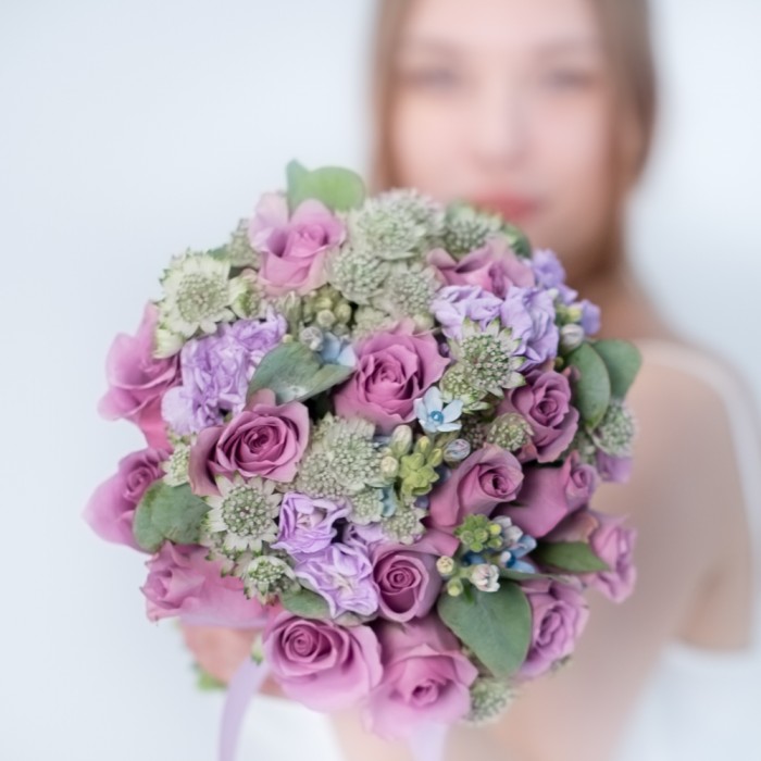Букет невесты из сиреневых роз, ароматной маттиолы и астранции