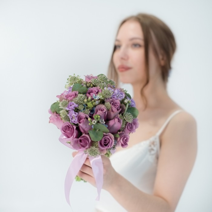 Букет невесты из сиреневых роз, ароматной маттиолы и астранции