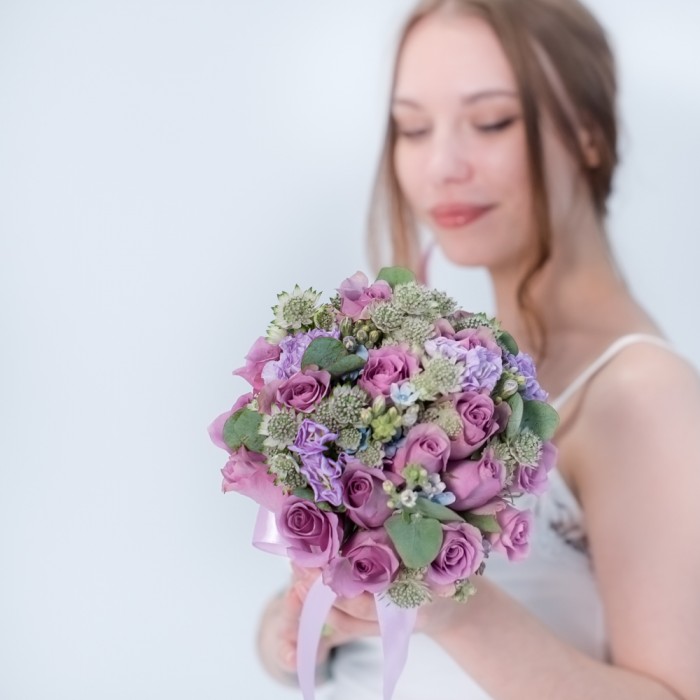 Букет невесты из сиреневых роз, ароматной маттиолы и астранции